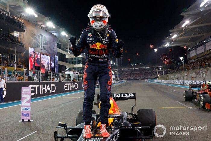 El ganador y campeón Max Verstappen, Red Bull Racing, celebra su llegada al Parc Ferme