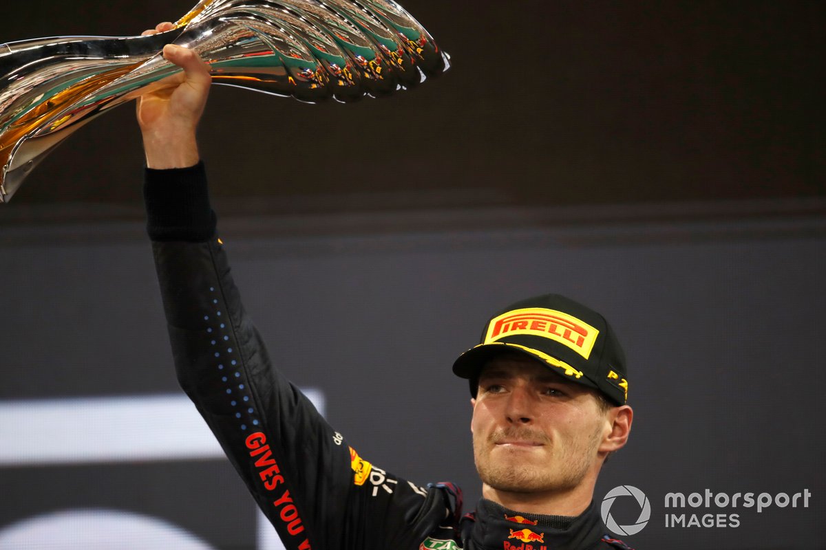 Max Verstappen, Red Bull Racing, 1a posizione, solleva il suo trofeo