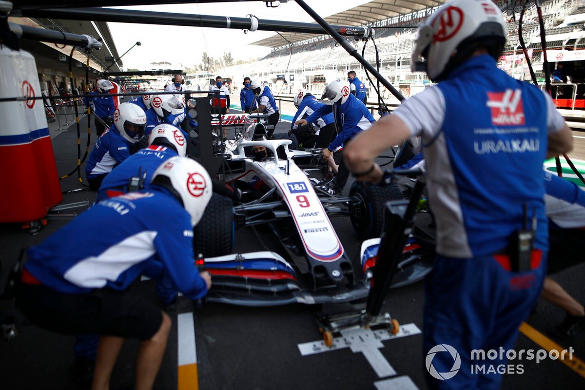 Nikita Mazepin, Haas VF-21 practica un pit stop
