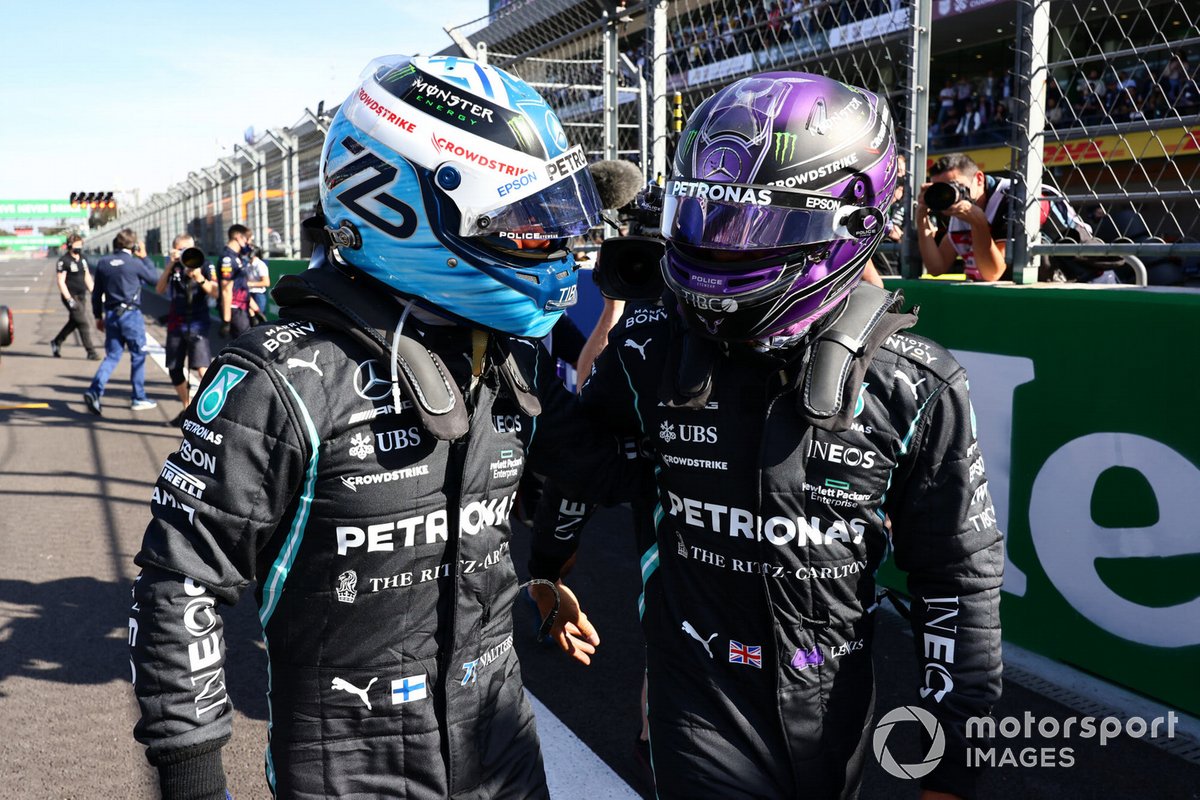 Ganador de la pole Valtteri Bottas, de Mercedes, y Lewis Hamilton, de Mercedes, se felicitan mutuamente en el Parc Ferme