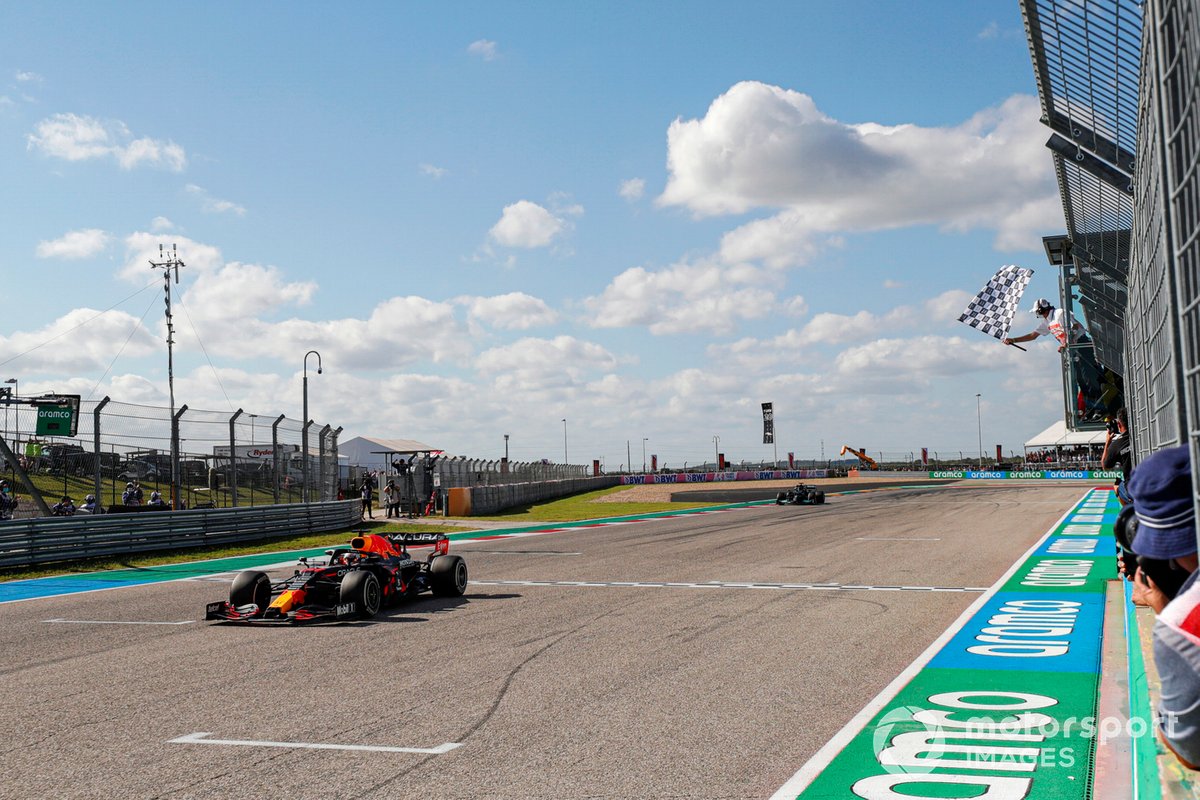 Max Verstappen, Red Bull Racing RB16B, 1° posizione, prende la bandiera a scacchi