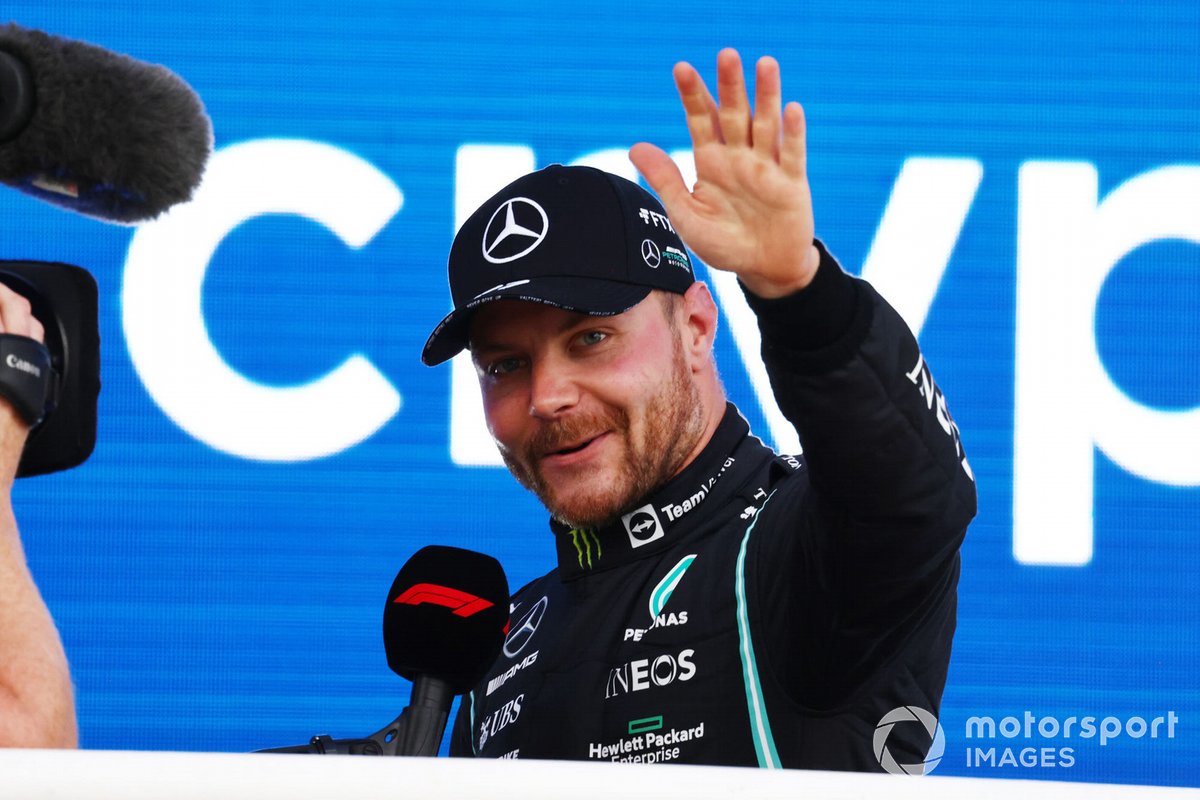 Valtteri Bottas, Mercedes, 1ª posición, es entrevistado tras el Sprint