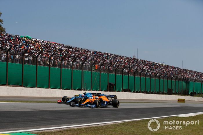 Daniel Ricciardo, McLaren MCL35M, Esteban Ocon, Alpine A521