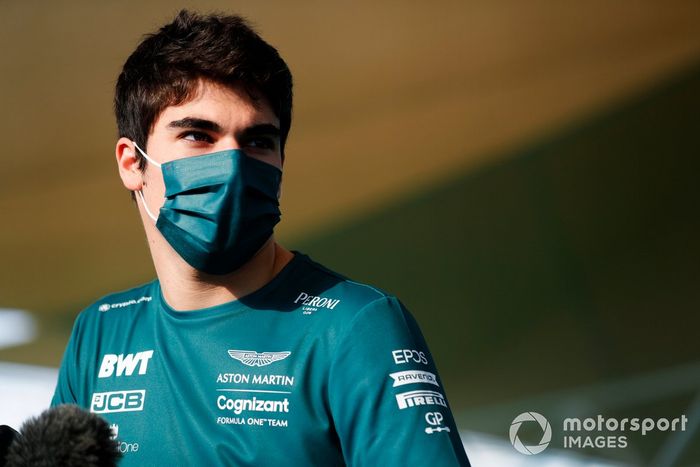 Lance Stroll, Aston Martin, habla con los medios