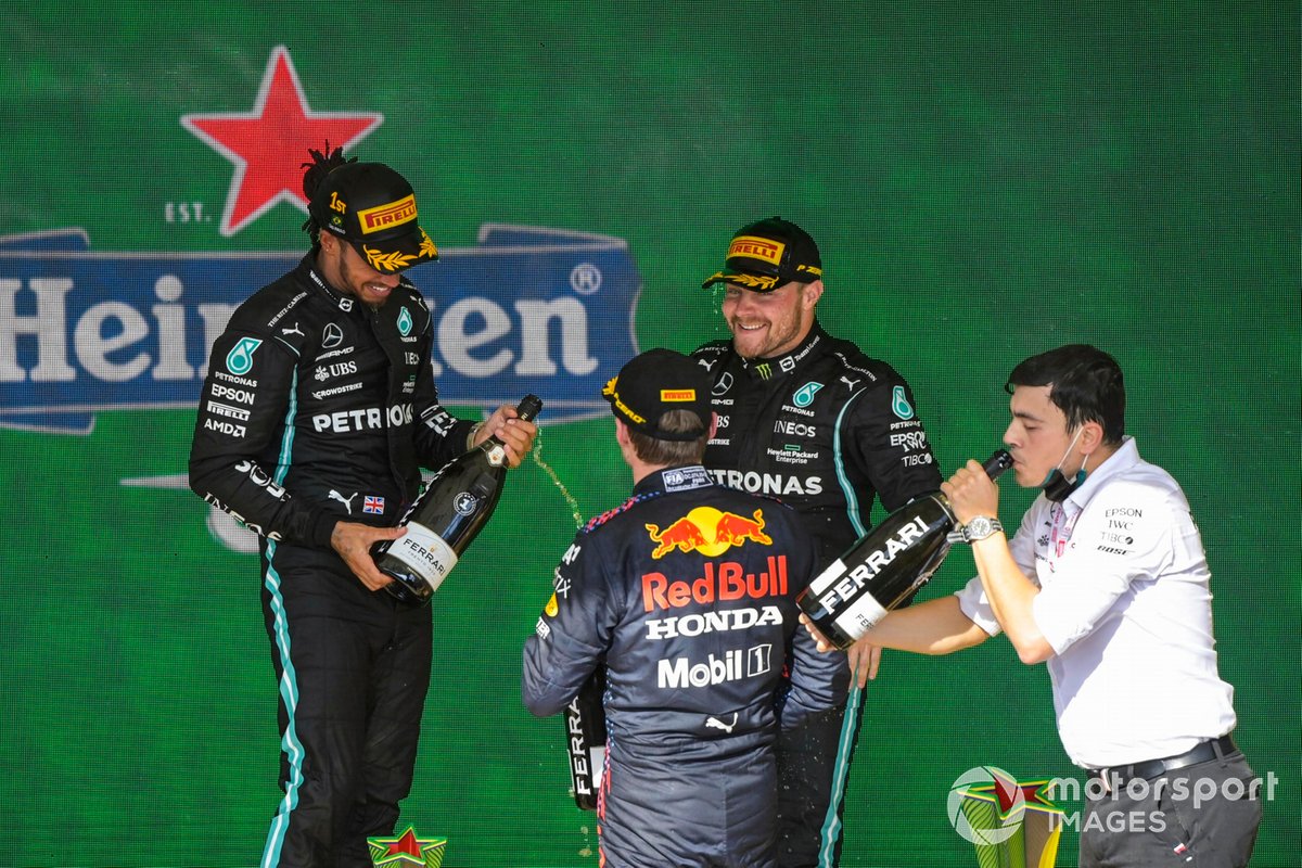 Podio: segundo lugar Max Verstappen, Red Bull Racing ganador Lewis Hamilton, Mercedes, tercer lugar Valtteri Bottas, Mercedes