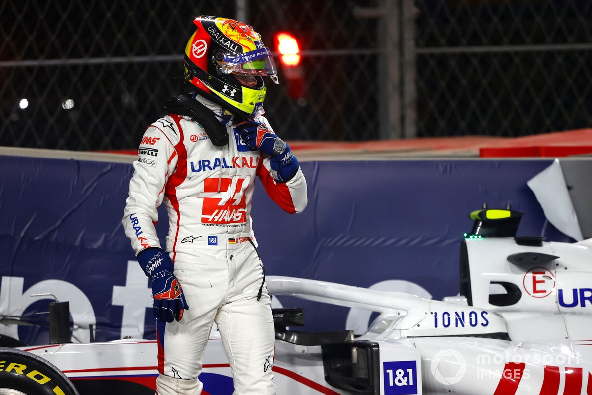 Mick Schumacher, Haas VF-21, se baja de su coche después de estrellarse en la carrera
