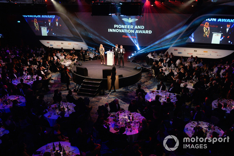 Nicki Shields, Charles Leclerc e David Croft presentano il "Pioneer and Innovation Award"