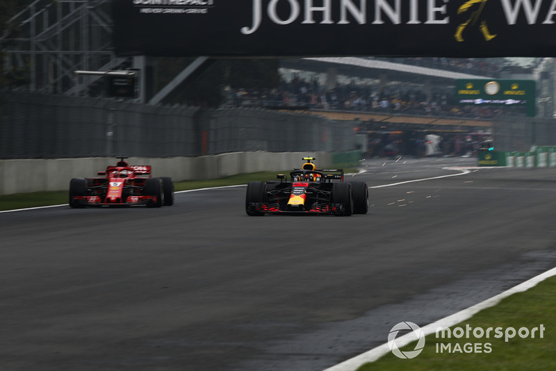 Max Verstappen, Red Bull Racing RB14 y Sebastian Vettel, Ferrari SF71H