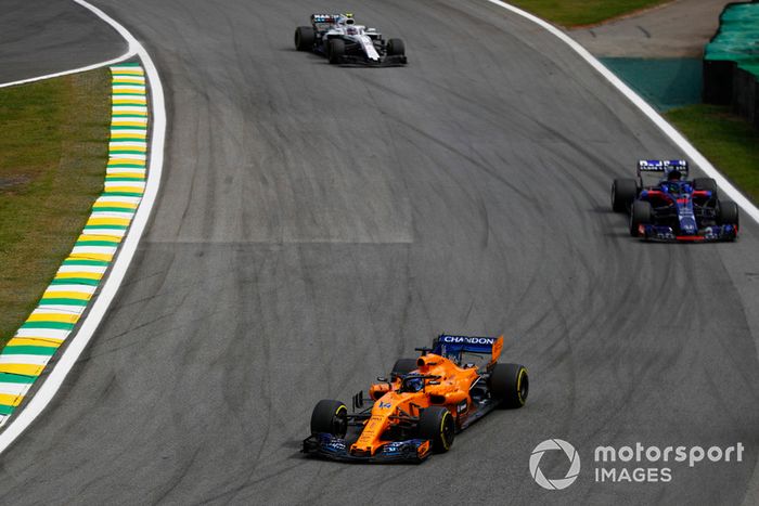 Fernando Alonso, McLaren MCL33,  Brendon Hartley, Toro Rosso STR13, y Charles Leclerc, Sauber C37