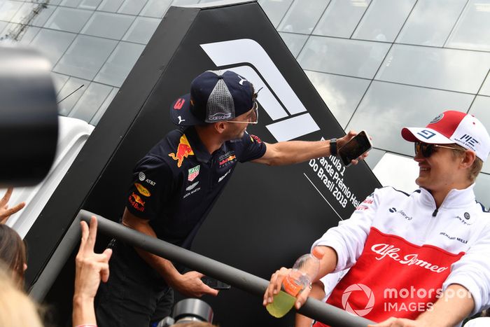 Daniel Ricciardo, Red Bull Racing, Marcus Ericsson, Sauber en el desfile de pilotos