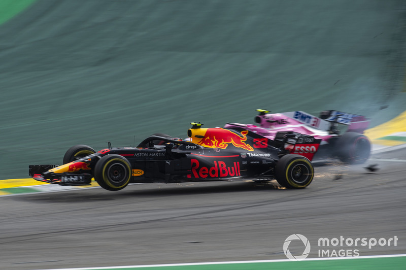Max Verstappen, Red Bull Racing RB14, e Esteban Ocon, Racing Point Force India VJM11, colidem