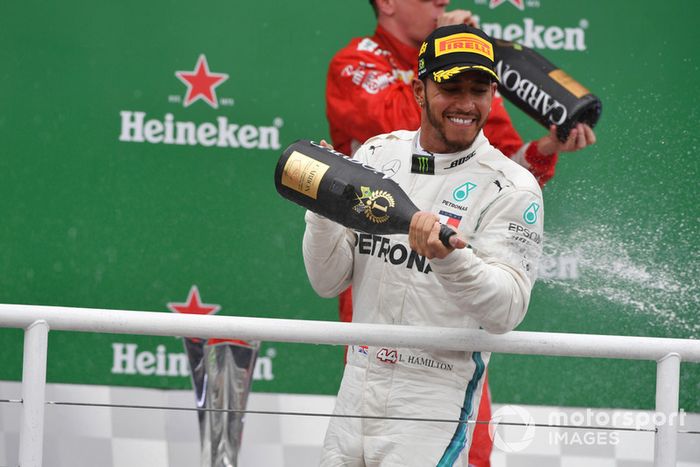 El ganador de la carrera Lewis Hamilton, Mercedes AMG F1 celebra en el podio con el champán