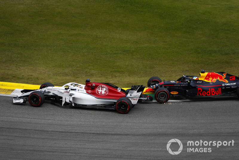 Daniel Ricciardo, Red Bull Racing RB14, makes contact with Marcus Ericsson, Sauber C37.