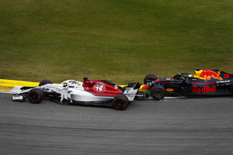 Daniel Ricciardo, Red Bull Racing RB14, makes contact with Marcus Ericsson, Sauber C37.