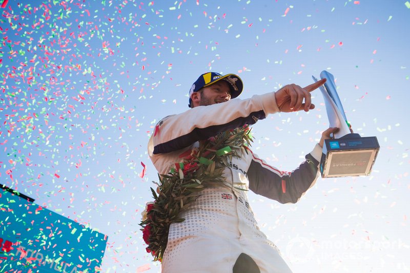 Pioggia di coriandoli mentre Sam Bird, Envision Virgin Racing, 3° classificato, festeggia sul podio