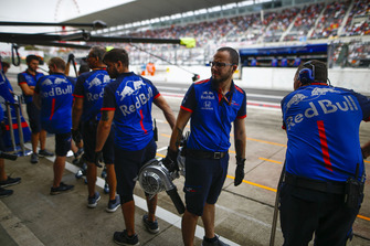 Toro Rosso engineers in the pit lane