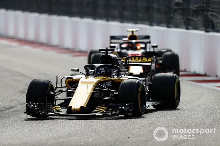 Nico Hulkenberg, Renault Sport F1 Team R.S. 18, lidera a Max Verstappen, Red Bull Racing RB14