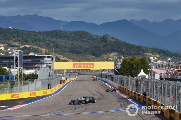 Valtteri Bottas, Mercedes AMG F1, lidera a Lewis Hamilton, Mercedes AMG F1 