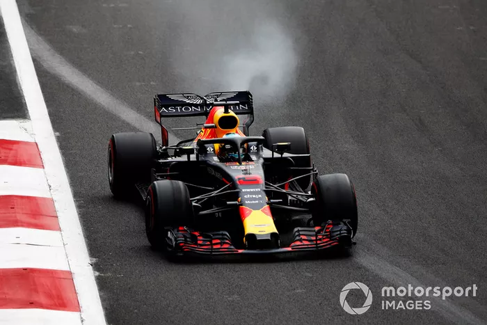 Daniel Ricciardo, Red Bull Racing RB14, sufre una falla del motor