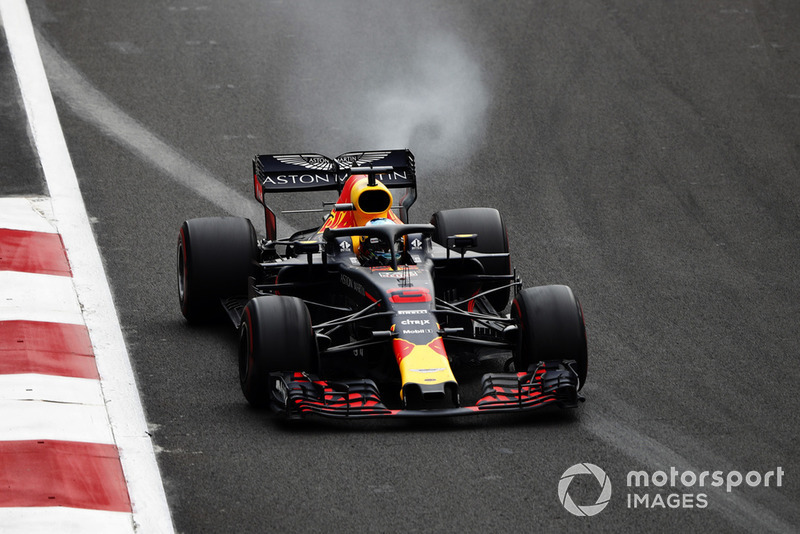 Daniel Ricciardo, Red Bull Racing RB14, sufre una falla del motor