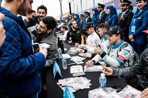 Felipe Massa, Venturi Formula E, alza il pollice a un tifoso durante la sessione autografi