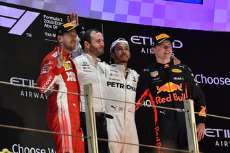Bradley Lord, directeur de la communication de Mercedes, Sebastian Vettel, Ferrari, Lewis Hamilton, Mercedes AMG F1 et Max Verstappen, Red Bull Racing sur le podium