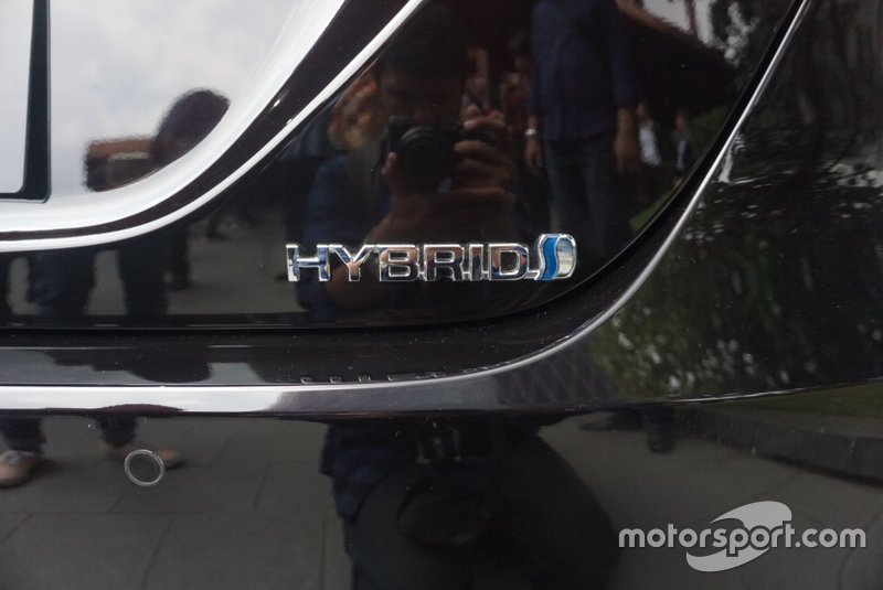 Emblem Hybrid Toyota All New Camry