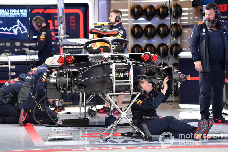 La Red Bull Racing RB14 dans le garage