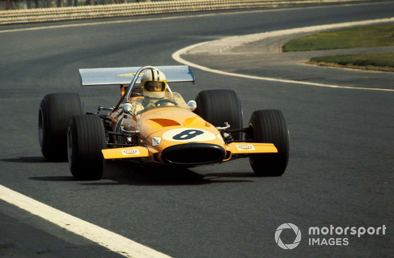 До этого машины (как McLaren M14A на фото) всегда имели корпус обтекаемой сигарообразной формы, а для охлаждения радиатора использовалось большое отверстие в носовом обтекателе. Сам радиатор при этом монтировался здесь же, что делало конструкцию сложной и повышало вероятность повреждения даже в случае небольшой аварии