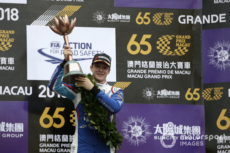 Podio: tercero, Sacha Fenestraz, Carlin