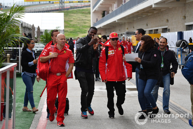 Kimi Raikkonen, Ferrari and trainer Mark Arnall with fans