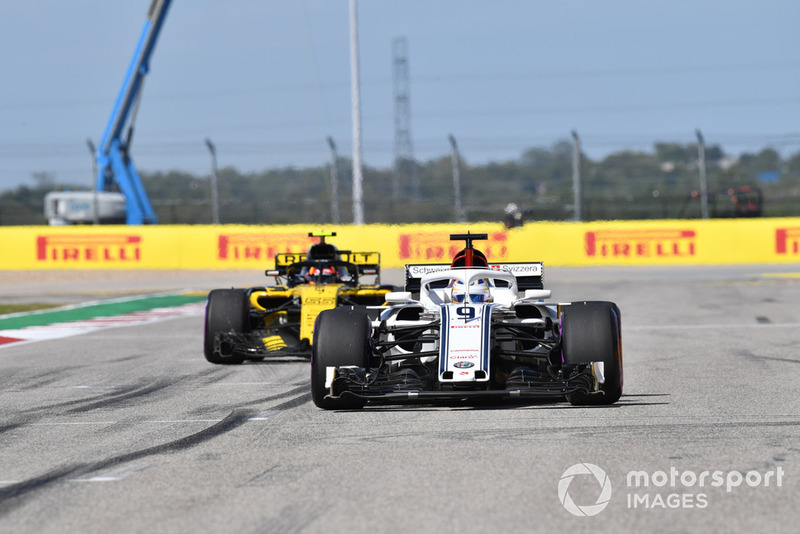 Marcus Ericsson, Sauber C37 e Carlos Sainz Jr., Renault Sport F1 Team R.S. 18