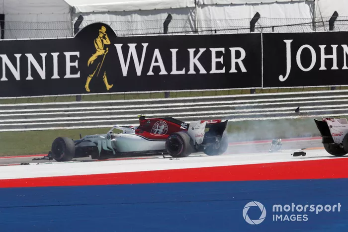 Charles Leclerc, Sauber C37 y Marcus Ericsson, Sauber C37 chocan en la primera vuelta