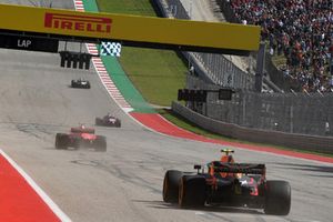 Le vainqueur Kimi Raikkonen, Ferrari SF71H et Max Verstappen, Red Bull Racing RB14 franchissent la ligne d'arrivée