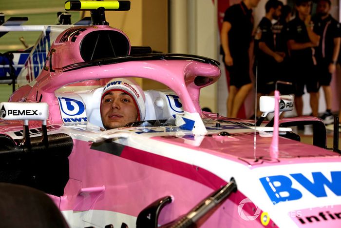 Esteban Ocon, Racing Point Force India VJM11 en la foto del equipo Racing Point Force India F1 