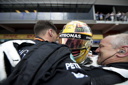 Il vincitore della gara Lewis Hamilton, Mercedes AMG F1, festeggia con il team nel parco chiuso