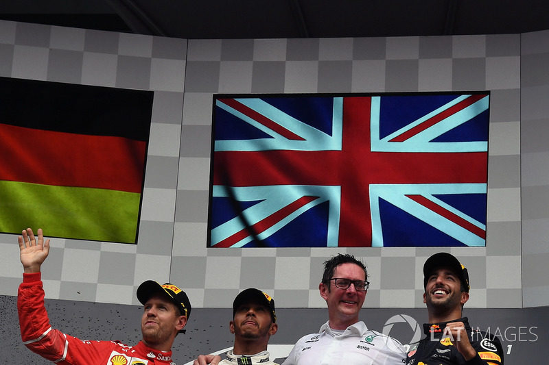 Podio: il secondo classificato Sebastian Vettel, Ferrari, il vincitore della gara Lewis Hamilton, Mercedes AMG F1, Andy Shovlin, Race Engineer Mercedes AMG F1 e il terzo classificato Daniel Ricciardo, Red Bull Racing