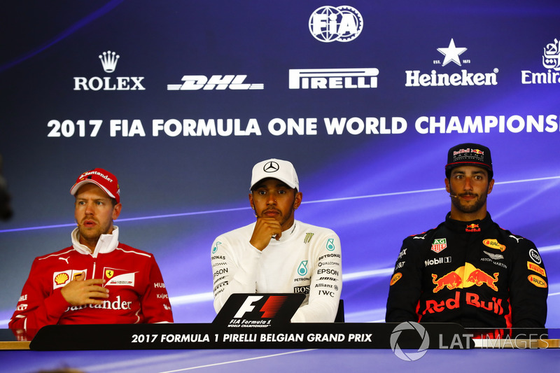 Il vincitore della gara Lewis Hamilton, Mercedes AMG F1, il secondo classificato Sebastian Vettel, Ferrari, il terzo classificato Daniel Ricciardo, Red Bull Racing nella conferenza stampa