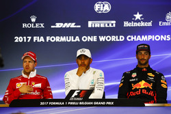 Il vincitore della gara Lewis Hamilton, Mercedes AMG F1, il secondo classificato Sebastian Vettel, F