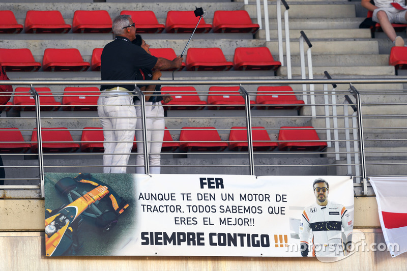 Obviamente, não poderia faltar apoio a um dos pilotos da casa.