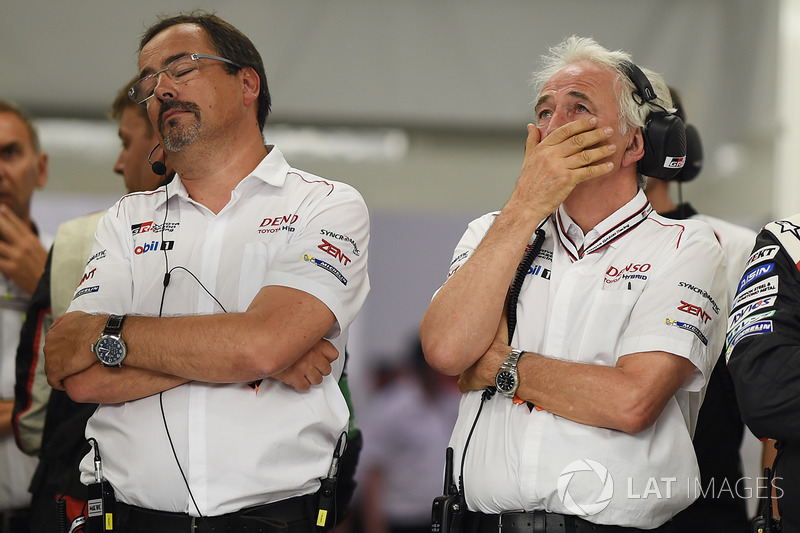 Rob Leupen, Team Manager, Toyota Gazoo Racing, réagit à l'abandon de la #9 avec Hugues de Chaunac