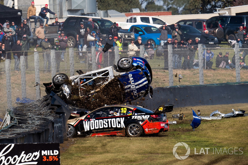 Crash: Todd Hazelwood, Brad Jones Racing Holden