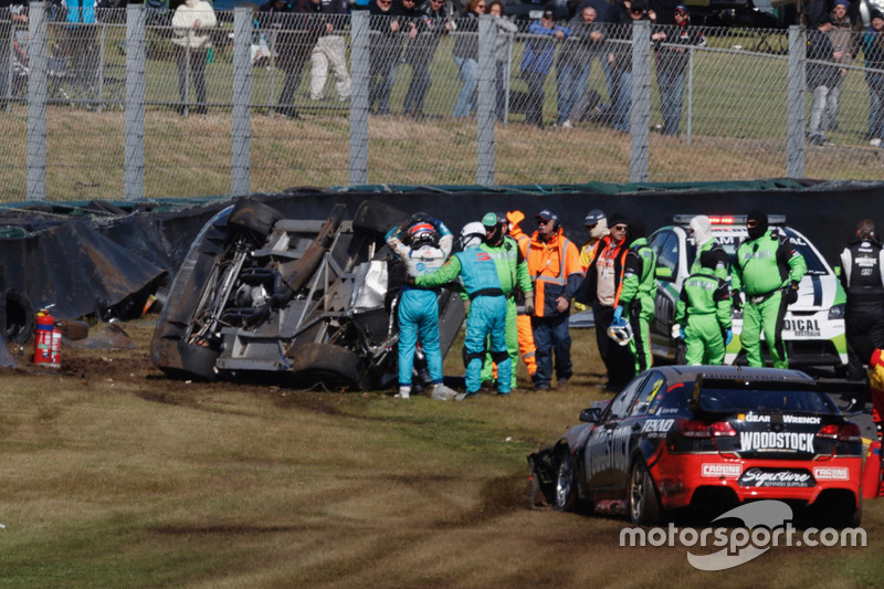 Авария: Тодд Хазелвуд, Brad Jones Racing