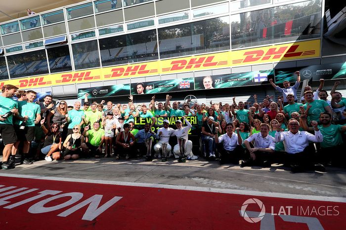 Ganador, Lewis Hamilton, Mercedes AMG F1 y Valtteri Bottas, Mercedes AMG F1 celebra