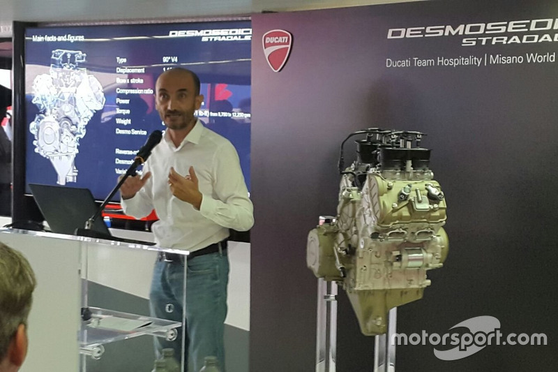 L'A.D. Ducati Claudio Domenicali con il V4 della Desmosedici Stradale