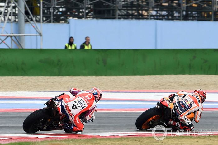 Marc Marquez, Repsol Honda Team, supera a Danilo Petrucci, Pramac Racing