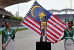 Tropfeo e Grid girl con la bandiera della Malesia