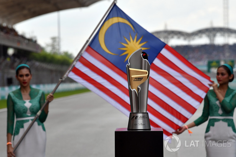Tropfeo e Grid girl con la bandiera della Malesia
