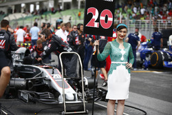 Grid Girl pour Kevin Magnussen, Haas F1 Team