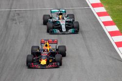 Max Verstappen, Red Bull Racing RB13, Lewis Hamilton, Mercedes AMG F1 W08